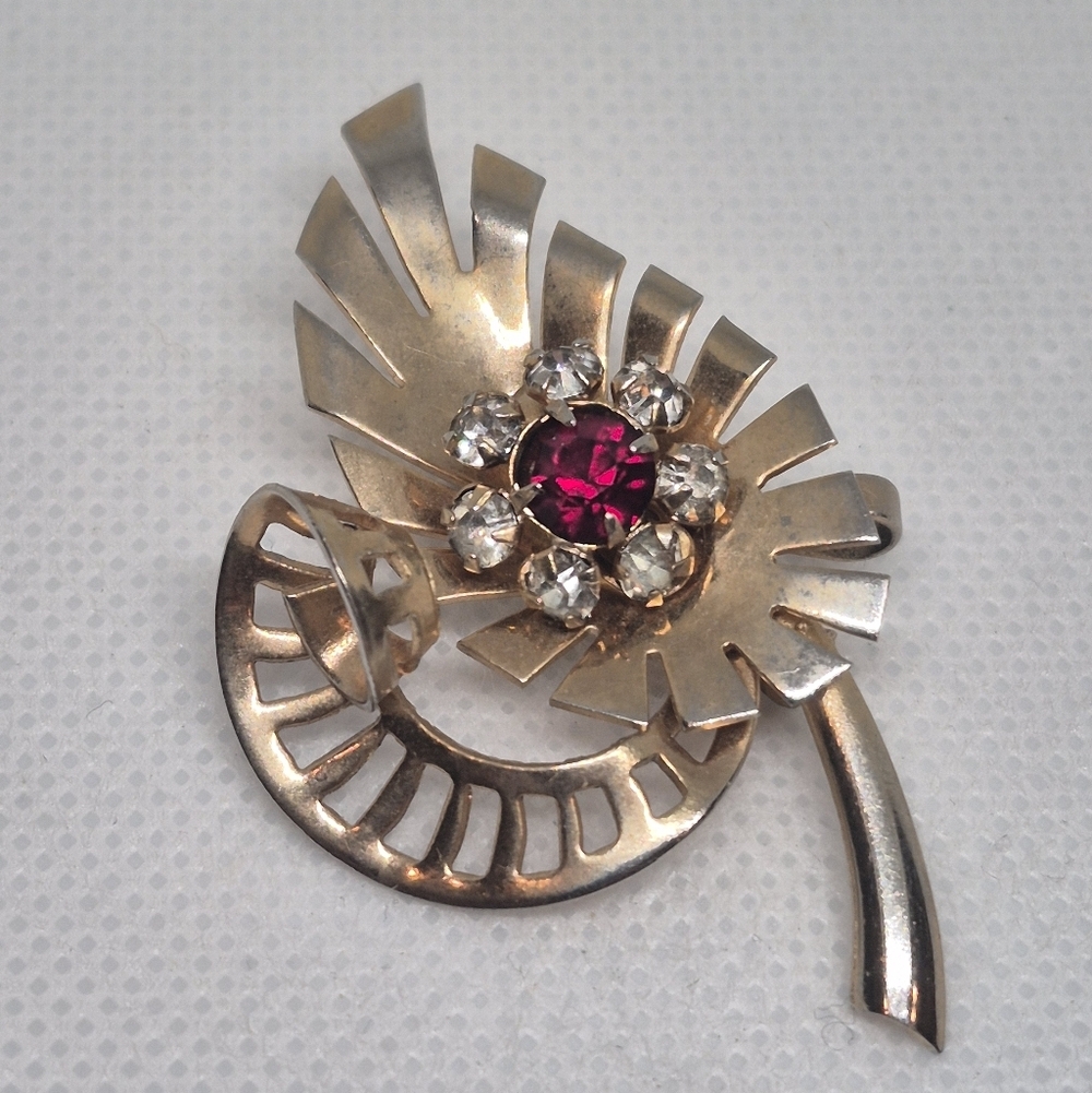 VINTAGE Gold Tone Leaf Design Brooch with Red and Clear Rhinestones
